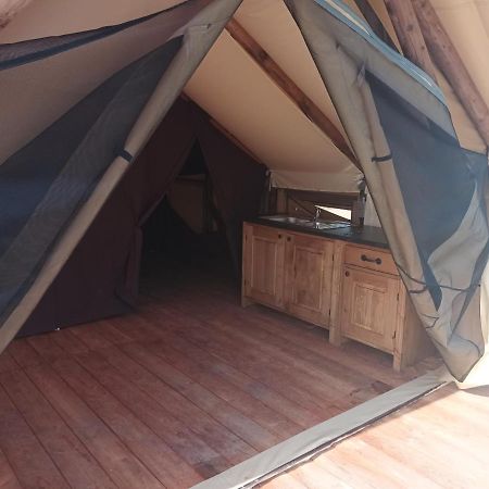 Tente Lodge Pour 5 Personnes En Bordure De La Riviere Allier Au Sein D'Un Petit Camping Saint-Yorre 外观 照片