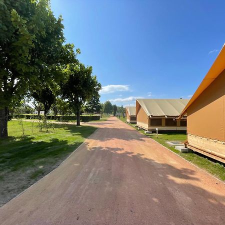 Tente Lodge Pour 5 Personnes En Bordure De La Riviere Allier Au Sein D'Un Petit Camping Saint-Yorre 外观 照片
