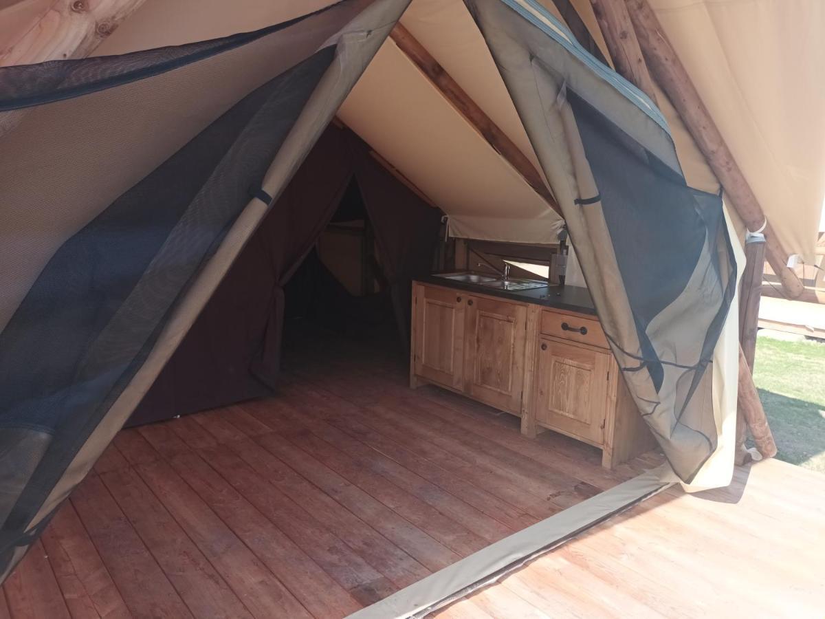 Tente Lodge Pour 5 Personnes En Bordure De La Riviere Allier Au Sein D'Un Petit Camping Saint-Yorre 外观 照片
