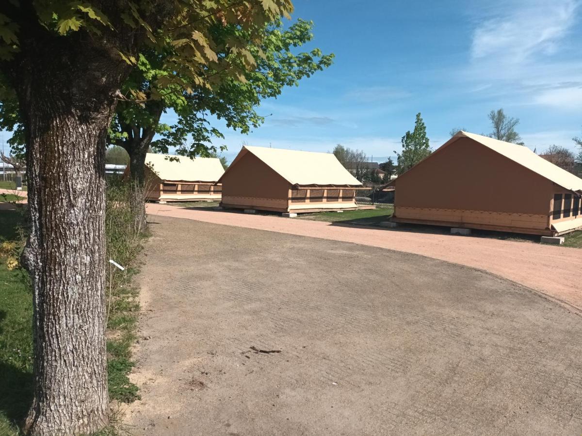 Tente Lodge Pour 5 Personnes En Bordure De La Riviere Allier Au Sein D'Un Petit Camping Saint-Yorre 外观 照片