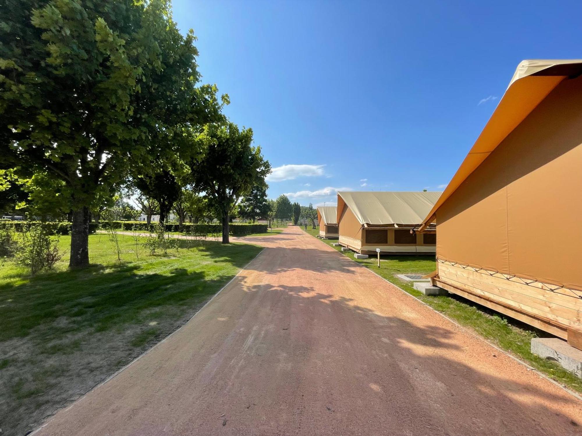 Tente Lodge Pour 5 Personnes En Bordure De La Riviere Allier Au Sein D'Un Petit Camping Saint-Yorre 外观 照片